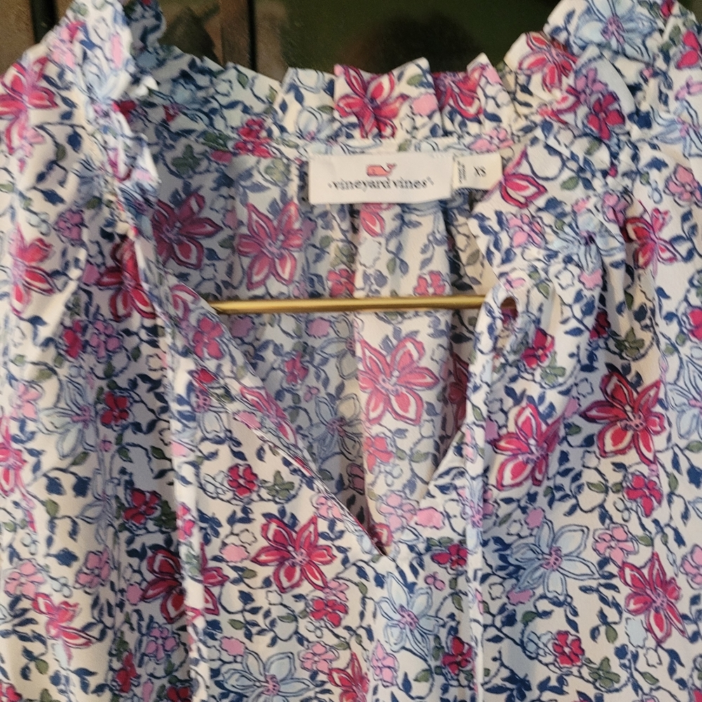 Vineyard Vines ruffled floral top - XS.         D15 - Picture 3 of 7
